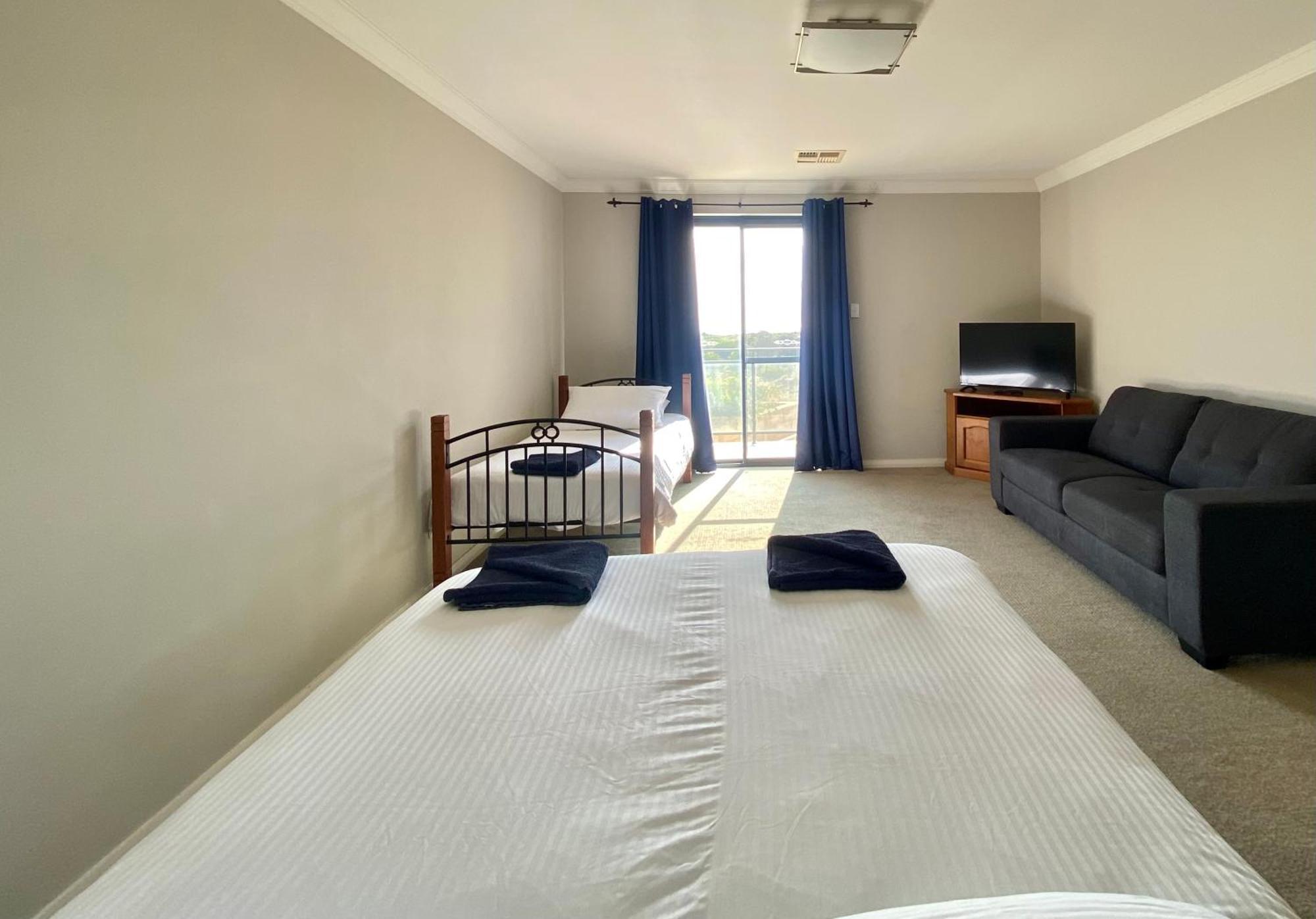 Port Denison Beach Resort Extérieur photo